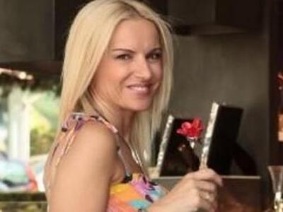 Άκρως καλοκαιρινή η Μπεκατώρου - Φωτό 