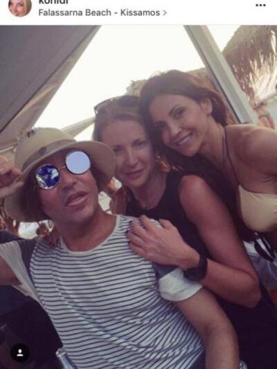 Ο Τρύφωνας Σαμαράς, η σχεδιάστρια του νυ...