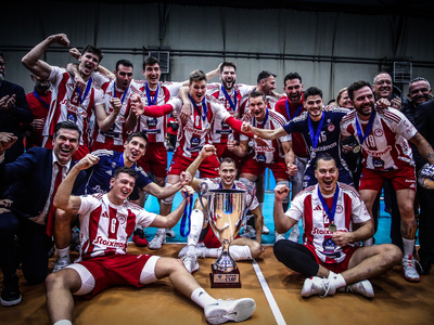 Ο Ολυμπιακός πανηγυρίζει το Σούπερ Καπ σ...