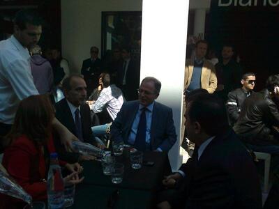 Καφές και κουβέντα στην Αγίου Νικολάου γ...