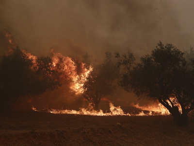 Μεγάλη φωτιά στη Φυλή: 112 εκκένωση προς...
