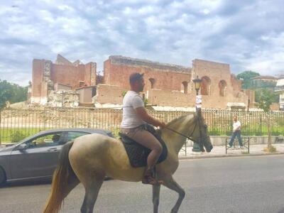 Βόλτα με το... άλογο στο κέντρο της Πάτρας! 