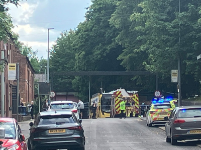 Βρετανία: Λεωφορείο έπεσε σε γέφυρα στο ...