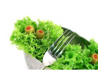Πράσινη σαλάτα με τόνο, χαμόν και σως μέντας