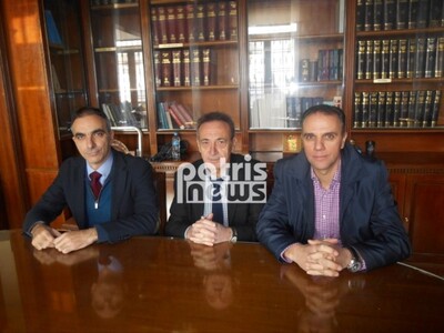 Ο πρόεδρος του Δικηγορικού Συλλόγου Αμαλιάδας Θανάσης Θεοδόσης ανάμεσα στον αντιπρόεδρο Μανώλη Μπιρμπίλη και το μέλος του Δ.Σ. Αλέξανδρο Γεωργουλή, οι οποίοι επισκέφθηκαν χθες και τον πρόεδρο του Πρωτοδικείου