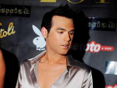 Ντυμένος στα φούξια παρέα με γνωστούς πα...