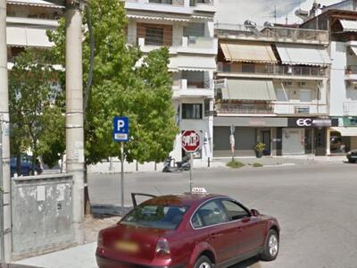 Αν και κινείται εντός κόμβου, έχει μπροσ...