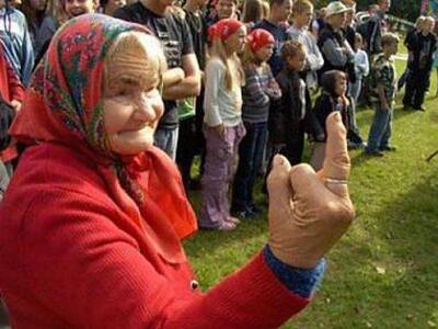 Σούπερ γιαγιά ακινητοποιεί κλέφτη πιάνον...