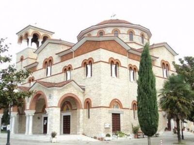 Μπήκε γυμνός μέσα στην εκκλησία λίγο πρι...