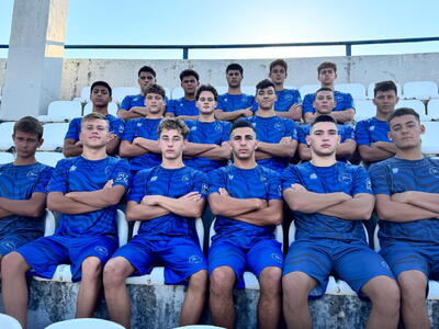 Στην μεσαία σειρά από αριστερά: Διονυσης...