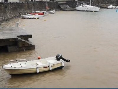Ναύπακτος: Άλλαξαν χρώμα τα νερά του λιμανιού! 