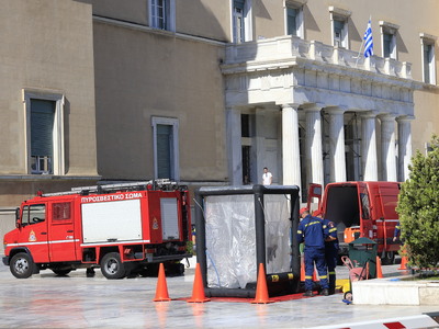 Βρέθηκε ύποπτος φάκελος έξω από τη Βουλή- ΦΩΤΟ