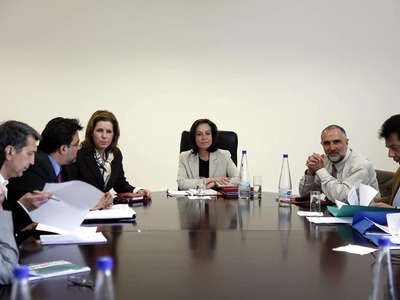 Με απεργία απειλούν δάσκαλοι και καθηγητές