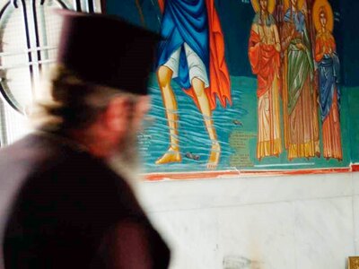 Βόλος: Ιερέας απαγόρευσε σε ζευγάρι να μ...