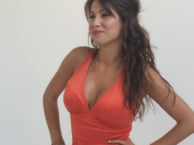 Κλέλια Ρένεση: Ποζάρει γυμνή αγκαλιά με ...