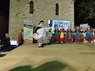 Εξαιρετική εμφάνιση έκαναν τα χορευτικά τμήματα του Παγκαλαβρυτινού Συλλόγου Πατρών, στη Χαλανδρίτσα