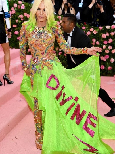 ΝΤΟΝΑΤΕΛΑ ΒΕΡΣΑΤΣΕ ΜΕ VERSACE