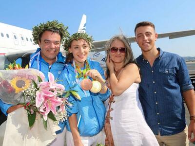 Επιτυχίες για τον αδερφό και τον πατέρα ...