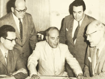 Καθιστοί, ο Πρόεδρος του ΤΙΤΑΝΑ Λεωνίδας Κανελλόπουλος, ανάμεσα στο Διευθύνοντα Σύμβουλο, Θεόδωρο Παπαλεξόπουλο και τον Αμερικανό Χ. Στάρκ. Όρθιοι, δεξιά ο Άγγελος Κανελλόπουλος και αριστερά ο Άγης Πρεζάνης, Γενικός Διευθυντής της Εταιρίας.