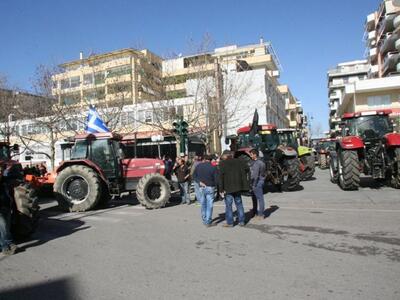 Ηλεία: Βγαίνουν με τα τρακτέρ στο δρόμο ...