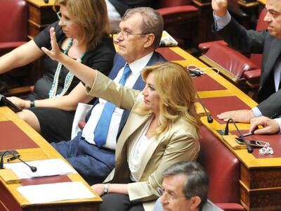 ΠΑΣΟΚ: Παράδοση άνευ όρων η συμφωνία της...