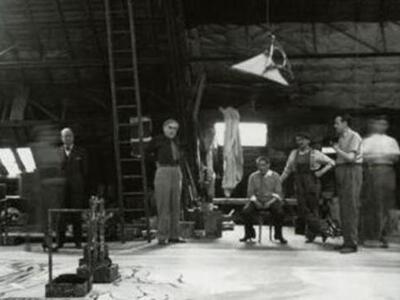 O Κριστιάν Ζερβός όρθιος δίπλα στη σκάλα...