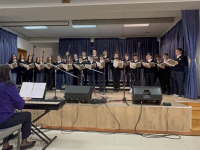 Η χορωδία των μαθητών της Α' τάξης του Α...