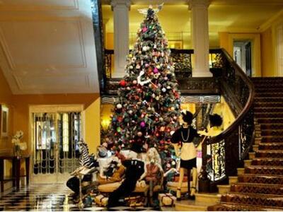 To Χριστουγεννιάτικο δέντρο του ξενοδοχε...