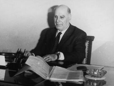 Στη φωτ. ο Ευάγγελος Παπανούτσος, Εκπρόσ...