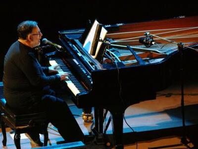 Στην Πάτρα απόψε ο Θάνος Μικρούτσικος - ...