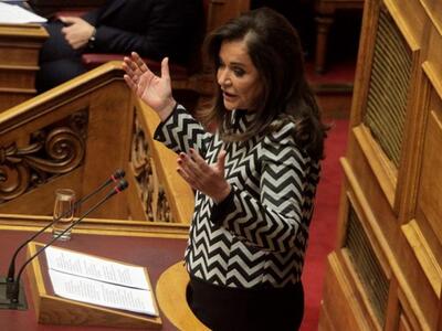 Μπακογιάννη: Το επικοινωνιακό πυροτέχνημ...