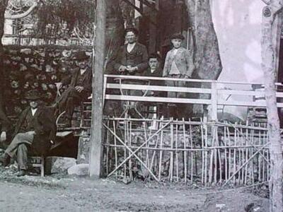Πάτρα 1920: Το καφενείο του Τσόλη στα Σύ...