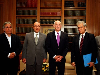 Μέτρα σοκ: Αύξηση του ΦΠΑ έως 25%, κατάρ...