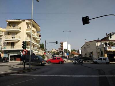 Άναψαν ξανά τα φανάρια στη διασταύρωση μ...