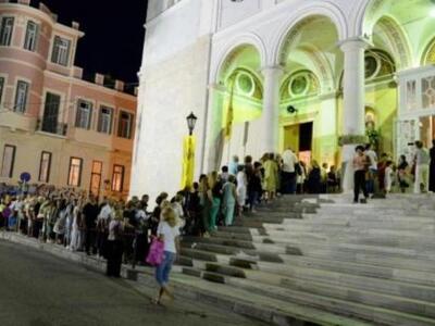 Πάτρα: Αναρίθμητοι οι πιστοί που πέρασαν...