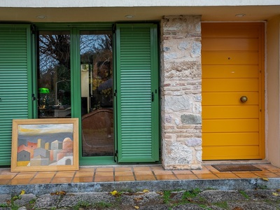 Η εξώπορτα του κυρίως σπιτιού