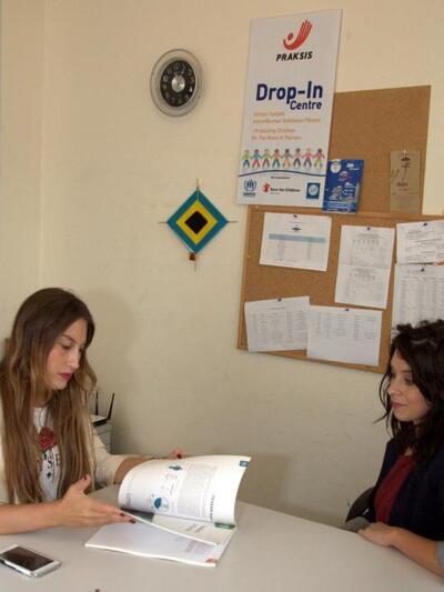 Δεξιά η συντονίστρια των δομών της PRAKS...