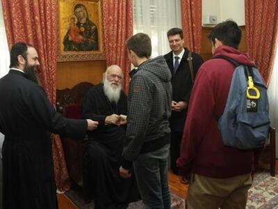 Ιερώνυμος για τα κέντρα υποδοχής μετανασ...