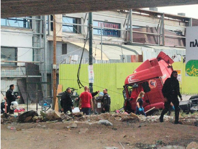 Νταλίκα έπεσε από γέφυρα στη Θηβών- Δύο τραυματίες