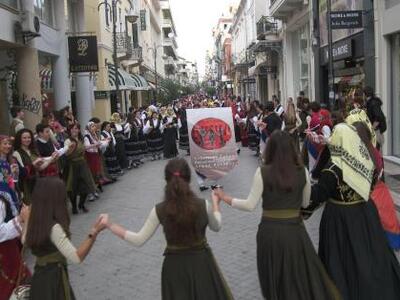 Πάτρα: Η Ρήγα Φεραίου πλημμύρισε από τύμ...