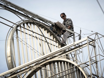 Κατέβηκε ο άνδρας που είχε ανέβει σε γλυ...