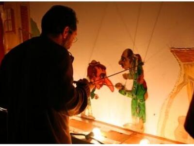 Παράσταση Καραγκιόζη στο θεατράκι της Μα...