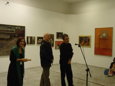 Οι καλλιτέχνες με την υπεύθυνη της πινακ...