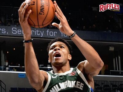 Ο Αντετοκούνμπο με τους Μπακς στην κορυφ...