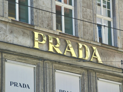 H Prada προσφέρει 1,5 δισ. ευρώ για να α...