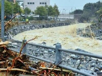 Σφοδρή κακοκαιρία στην Ιταλία - Υπερχείλ...