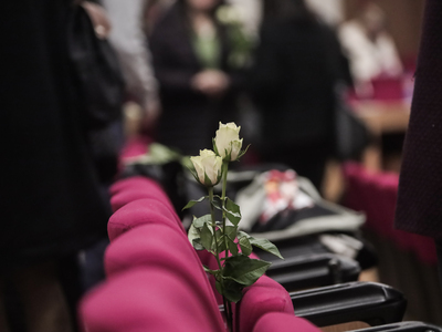 Δίκη για το Μάτι: Μαύρες σημαίες και λευ...