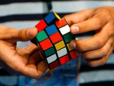 Γοητευτικός και στα 40 του ο κύβος του Ρούμπικ