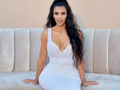 Η Kim Kardashian ποζάρει με ανοιχτά πόδι...