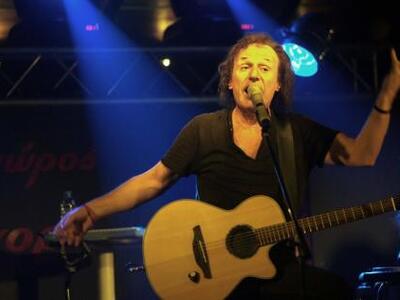 Ο Βασίλης Παπακωνσταντίνου ροκάρει στην ...